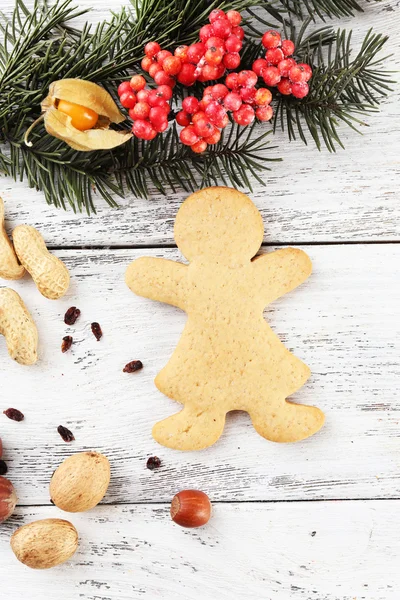 Baharatlar ve gingerbread renk ahşap arka plan üzerinde Noel çam fışkın — Stok fotoğraf