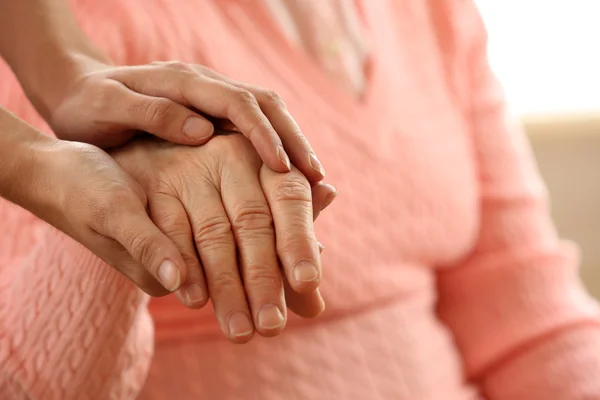 Alt und Jung Händchen haltend, Nahaufnahme — Stockfoto