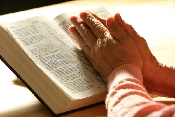 Alte Frau mit Bibel — Stockfoto