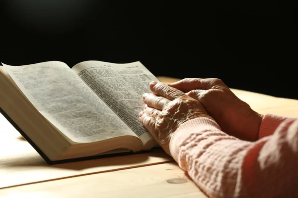 Vieille femme avec Bible — Photo