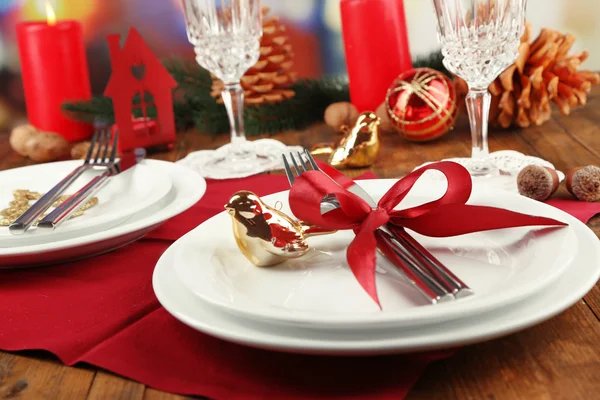 Instelling van de tabel van de vakantie met kerst decoratie achtergrond — Stockfoto