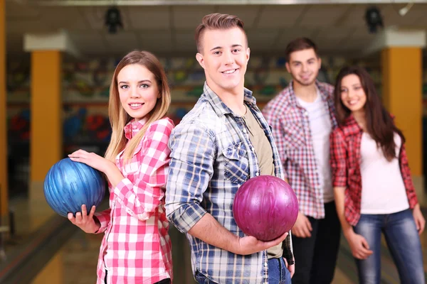 Portrait d'amis au bowling club — Photo