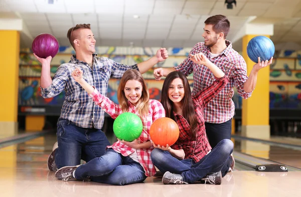 Ritratto di amici nel bowling club — Foto Stock