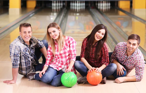 Portrait of friends in bowling club — Stock Photo, Image