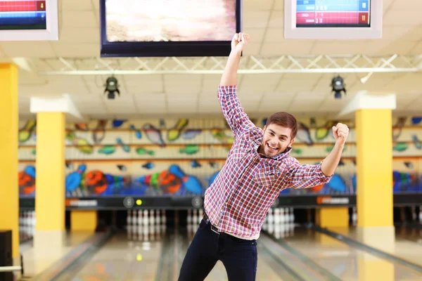 A fiatalember have fun bowling club — Stock Fotó
