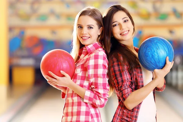 Młodych kobiet posiadania piłki bowling w klubie — Zdjęcie stockowe