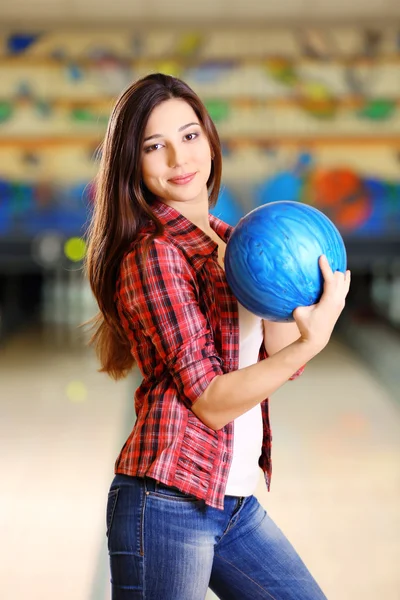 Jeunes femmes tenant une boule de bowling en club — Photo