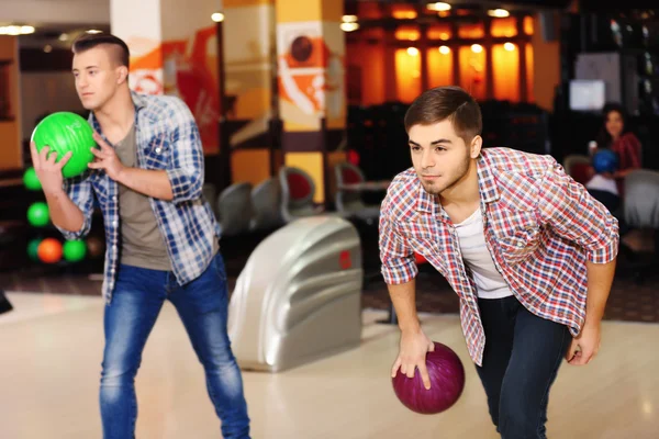 Friends playing in bowling club — Stock Photo, Image