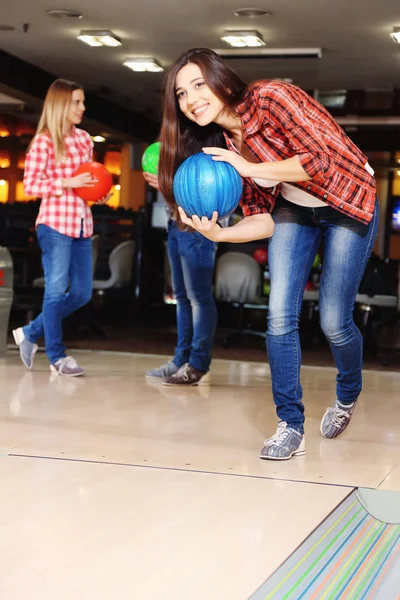 Friends playing in bowling club — Stock Photo, Image