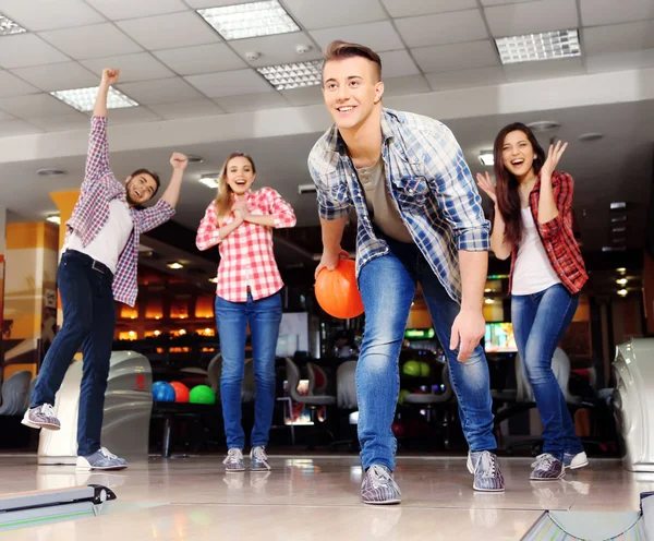 Teman bermain di klub bowling — Stok Foto
