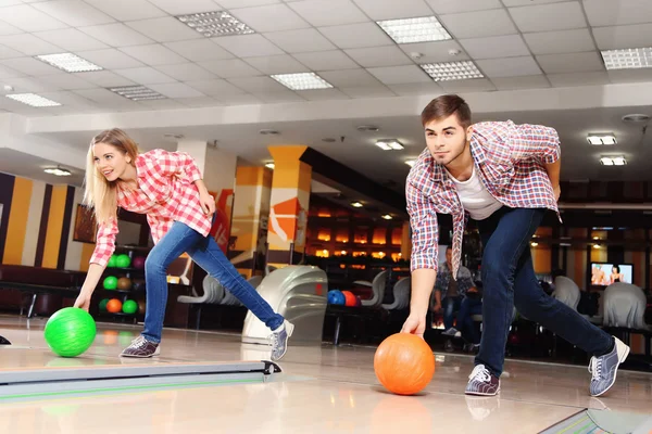 Bowling kulüpte oynayan arkadaşlar — Stok fotoğraf