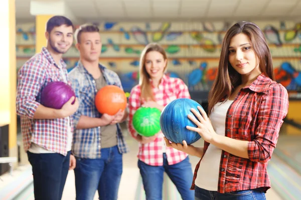 Portret van vrienden in bowlingclub — Stockfoto