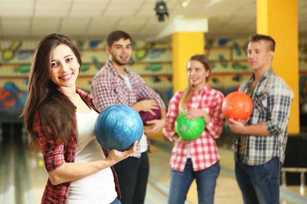 Portret van vrienden in bowlingclub — Stockfoto
