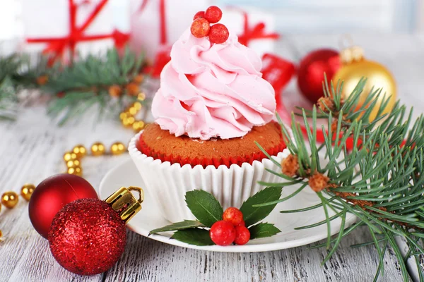 Copa-pastel con crema en platillo con decoración de Navidad sobre fondo de mesa de madera —  Fotos de Stock