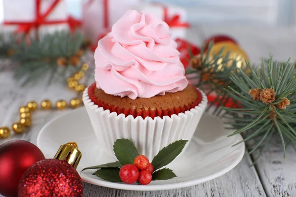 Pohár dort s krémem na talířek s Vánoční dekorace na dřevěný stůl pozadí — Stock fotografie
