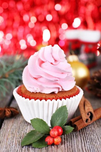 Cup-kek krem ve Noel dekorasyonu ahşap masa ve Parlatıcı ile parlak arka plan — Stok fotoğraf