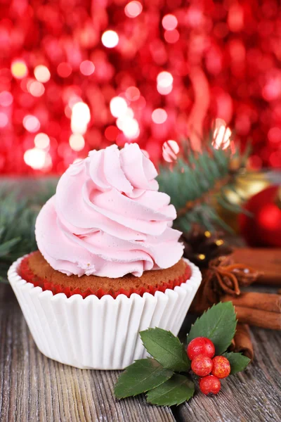 Copa-pastel con crema y decoración de Navidad en la mesa de madera y brillo brillante fondo — Foto de Stock