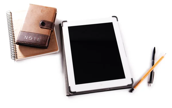 Tablet-PC mit Notizbuch auf Holztischhintergrund — Stockfoto
