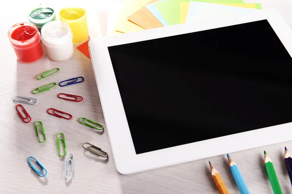 Tablet PC con acquerello su sfondo desktop — Foto Stock