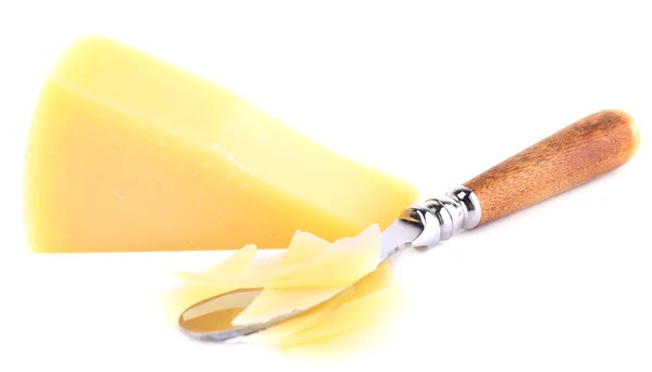 Trozo de queso parmesano con cuchillo aislado sobre blanco — Foto de Stock