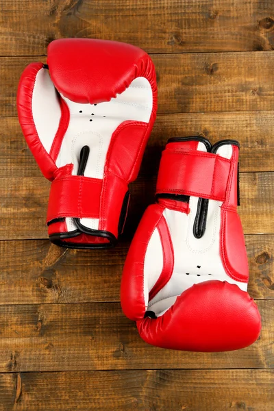 Par de guantes de boxeo sobre tablones de madera fondo —  Fotos de Stock