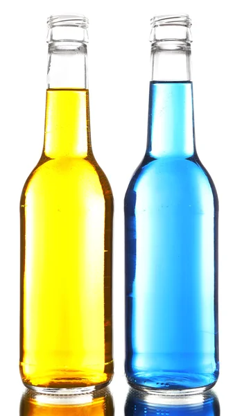 Bebidas alcohólicas coloridas en botellas de vidrio aisladas en blanco — Foto de Stock