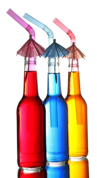 Bebidas alcohólicas coloridas en botellas de vidrio aisladas en blanco — Foto de Stock