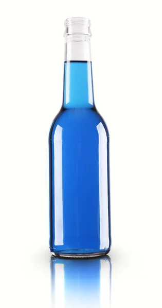 Bebida alcoólica colorida em garrafa de vidro isolada em branco — Fotografia de Stock