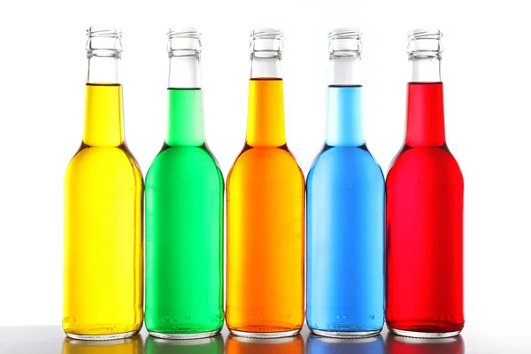 Bevande alcoliche colorate in bottiglie di vetro isolate su bianco — Foto Stock