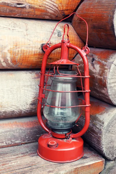 Lámpara de queroseno sobre fondo manguera de madera — Foto de Stock