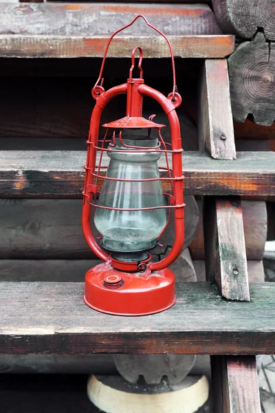 Lâmpada de querosene em escadas de madeira, ao ar livre — Fotografia de Stock