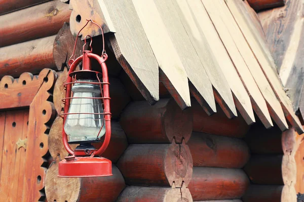 Petroleumlampe hängt an Holzhaus, im Freien — Stockfoto