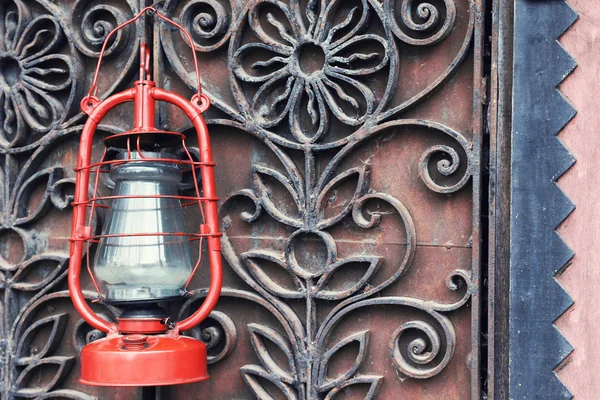 Petrolejové lampy na kované železné brány pozadí — Stock fotografie