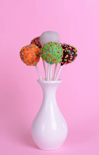 Süße Cake Pops in der Vase auf rosa Hintergrund — Stockfoto