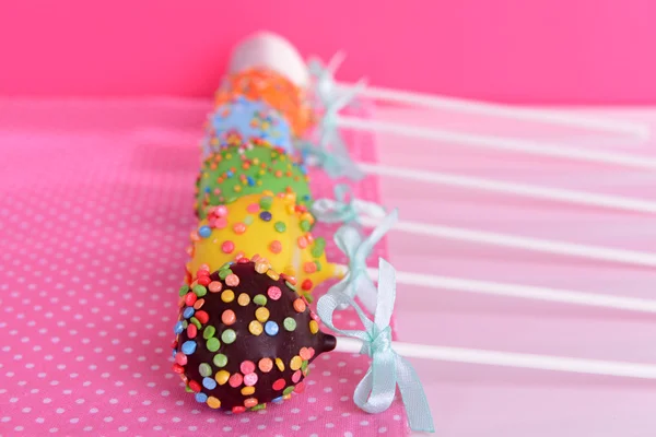 Bolo doce aparece na mesa no fundo rosa — Fotografia de Stock