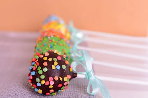 Pastel dulce aparece en la mesa sobre fondo beige — Foto de Stock