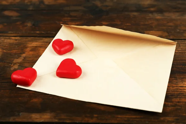 Leerer Umschlag mit Herzen — Stockfoto