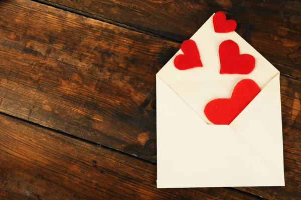 Envelope com corações — Fotografia de Stock