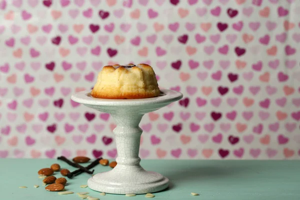 Délicieux gâteau au fromage sur table en bois, sur fond de couleur — Photo