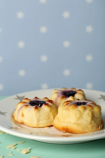 Delicioso pastel de queso en la mesa, sobre fondo de color — Foto de Stock