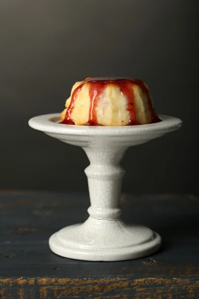 在木桌前，在深色背景上美味乳酪蛋糕 — 图库照片