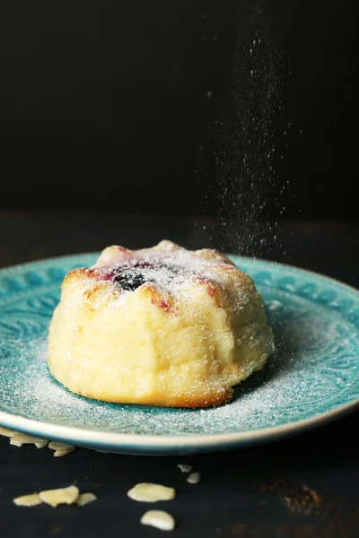 Delicioso pastel de queso sobre mesa de madera, sobre fondo oscuro — Foto de Stock