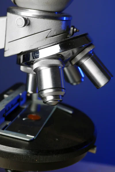 Microscoop op kleur achtergrond, close-up — Stockfoto