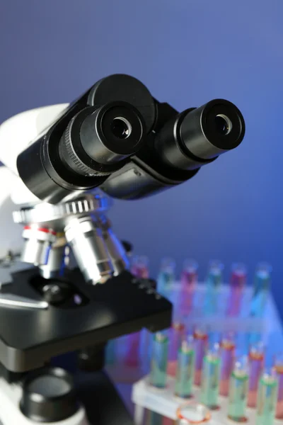 Микроскоп на цветном фоне, крупный план — стоковое фото