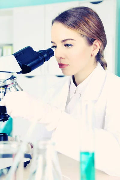 Jonge onderzoeker op wetenschappelijk onderzoek in lab — Stockfoto