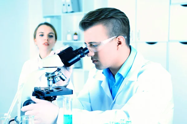 Unga forskare utföra vetenskaplig forskning i lab — Stockfoto