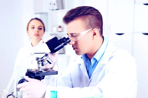 Joven investigador que realiza investigación científica en laboratorio — Foto de Stock