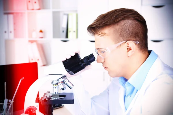 Unga manliga forskare utföra vetenskaplig forskning i lab — Stockfoto