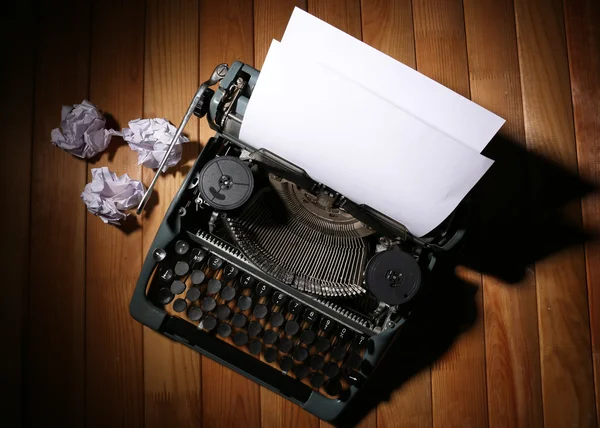 Antique Typewriter. Vintage Typewriter Machine on wooden table — Stock Photo, Image