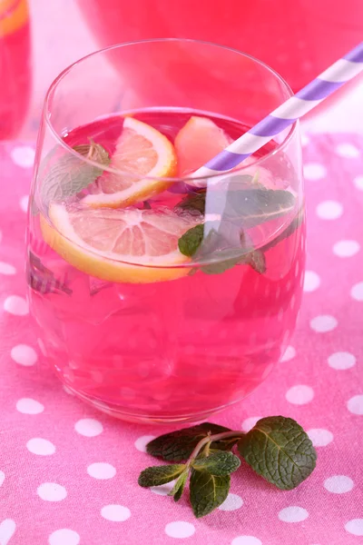 Rosa lemonad i glas på bordet närbild — Stockfoto